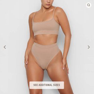SKIMS SCULPTING MID WAIST THONG - CLAY - SM/M